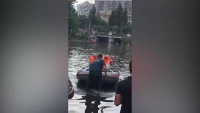 В Краснодаре спасатели на лодках эвакуировали людей из трамвая