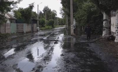 "Жить в доме будет невозможно": в Днепре целую улицу затопило канализационными водами, видео