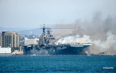 На десантном корабле ВМС США третий день не могут потушить пожар