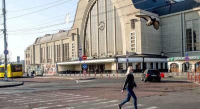 На остановке Центрального вокзала Киева крутили порно – депутат (видео)