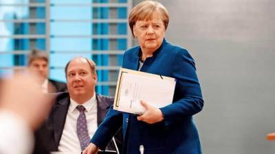 Меркель планирует запреты на выезд и жесткий карантин в случае новых вспышек COVID-19