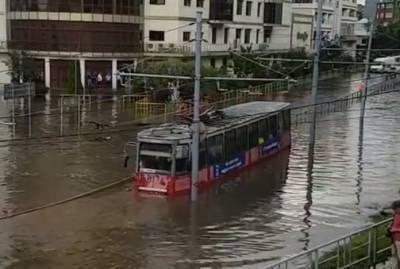 Краснодар затопило после сильного ливня. В центре города утонул трамвай
