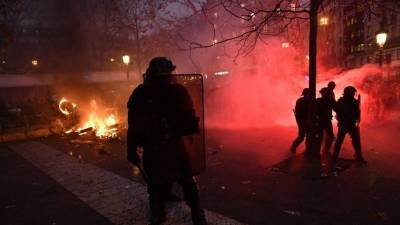 Беспорядки в Париже: полиция применила слезоточивый газ