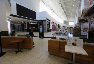 Пусто и тихо: жители Новосибирска не спешат в открытые торговые центры