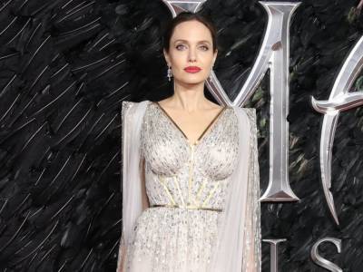 Новый элегантный образ: Анджелина Джоли прогуливалась в платье из роскошного шелка