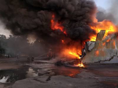 В Киеве вспыхнул сильный пожар на складах