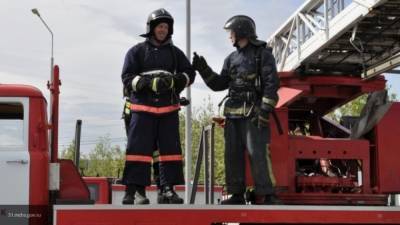 Пожарные спасли трех человек из горящего дома на юго-западе Москвы