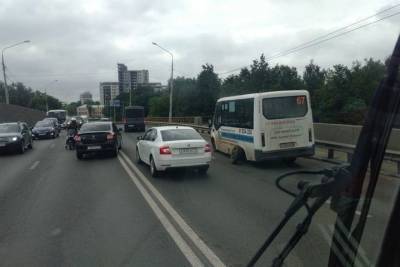 Из-за отвалившегося колеса у автобуса на Октябрьском мосту возникла крупная пробка