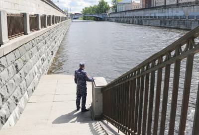 Сотрудники Росгвардии спасли из Обводного канала тонущую петербурженку