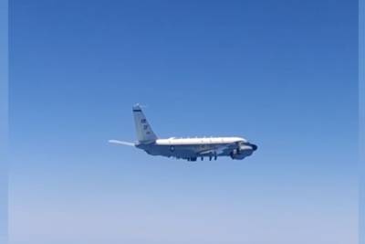 Минобороны показало видео перехвата военного самолета-разведчика ВВС США