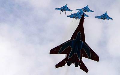 Российские истребители перехватили самолеты США в Баренцевом и Черном морях - видео