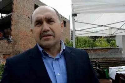 В Украине мэр с кувалдой в руках требует от священника не строить храм