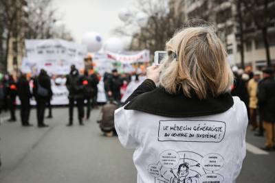 В Париже протестующих разогнали слезоточивым газом