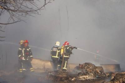 В одном из районов Киева произошел масштабный пожар на складах: фото с места событий