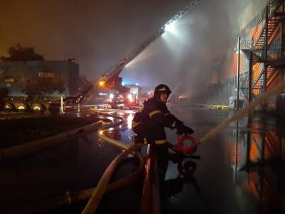 Спасатели ликвидировали крупный пожар на складе в Долгопрудном