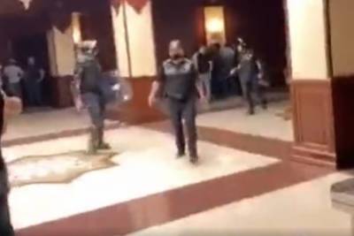 Активисты ворвались в здание парламента в Баку