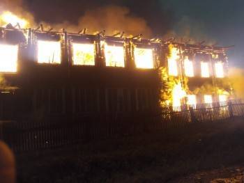 В Тарногском районе горит школа