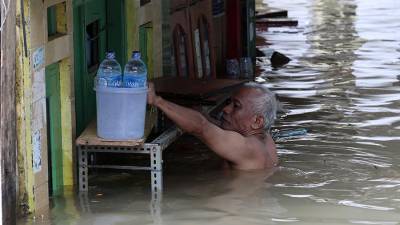 Число погибших из-за ливневых паводков в Индонезии возросло до 15
