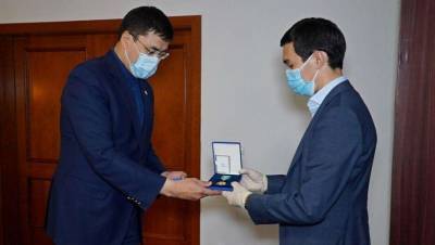 В Нур-Султане орденом "Парасат" посмертно наградили врача, который лечил пациентов с Covid-19