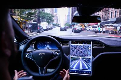 В Германии компании Tesla запретили рекламировать Автопилот