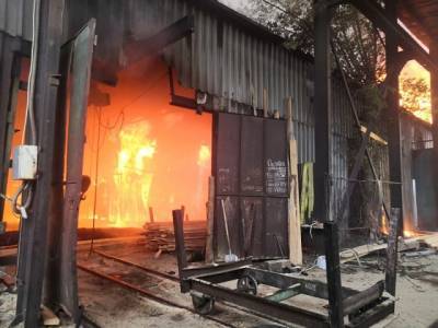 Челябинские огнеборцы потушили крупный пожар в деревообрабатывающем цехе