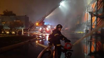 Видео: Удар молнии мог стать причиной мощного пожара на обувном складе в Подпосковье