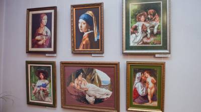 Вышитые копии полотен известных живописцев представлены на выставке в Гомеле