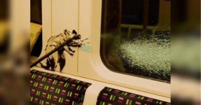 Бэнкси разрисовал вагон лондонского метро чихающим крысами и масками (видео)