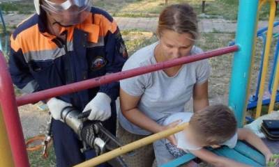 Ребенок застрял на детской площадке в Карелии: пришлось вызывать спасателей