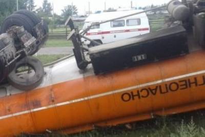 Бензовоз в Забайкалье опрокинулся после столкновения с УАЗ — погиб водитель