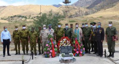 Российские военнослужащие почтили память погибших в 1993 году пограничников на таджикско-афганской погранзаставе