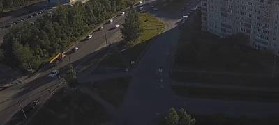 Мчавшийся на скорости автомобиль чуть не сбил мужчину с коляской на пешеходном переходе в Петрозаводске (ВИДЕО)