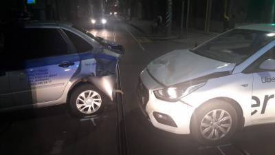 В центре Ростова такси протаранило патрульную машину ДПС