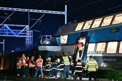 В Чехии пассажирский поезд врезался в грузовой и сошел с рельсов