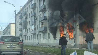 Видео: пострадавшая от взрыва в Петербурге в состоянии шока ходила вдоль дома