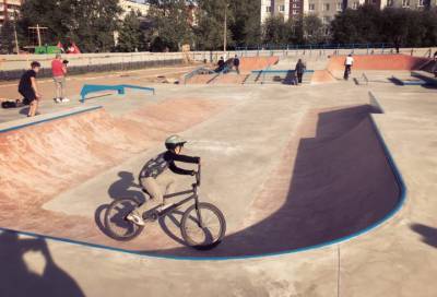 Скейтеры и велосипедисты проверили на прочность спортивный парк в Тосно
