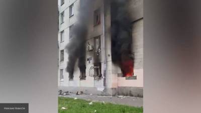 Спасатели эвакуируют людей из горящей кулинарной школы в Петербурге