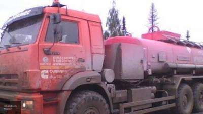 Опрокинутый бензовоз пролил 23 тонны топлива на трассе в Забайкалье