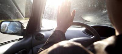Ослепленный солнцем водитель врезался в дорожное ограждение на мосту в Карелии