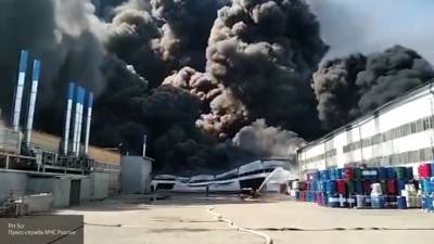 Пожар на самарском складе лакокрасочных материалов удалось потушить на второй день