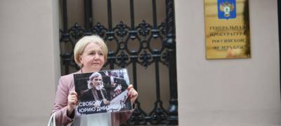Эмилия Слабунова пикетировала Генпрокуратуру России