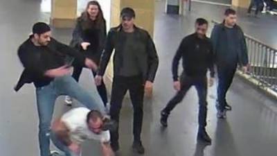 В Берлине группа мужчин избивала людей на станции метро