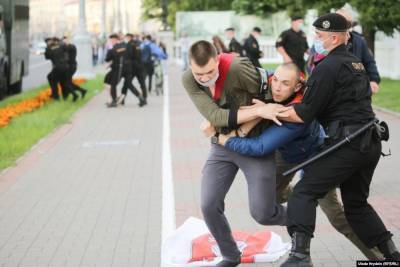 На акциях в поддержку незарегистрированных кандидатов в президенты в Белоруссии задержали более 190 человек