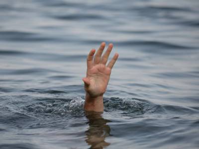 В Киеве пьяный мужчина упал в водоем: спасали копы