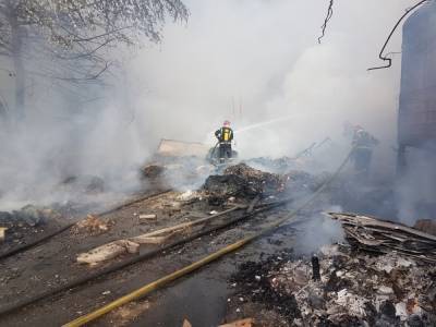 Огонь охватил огромную территорию возле складов в Киеве: кадры масштабного пожара
