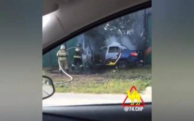 В Челябинске автомобиль такси врезался в забор и загорелся