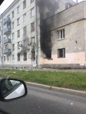 Женщина получила сильные ожоги после хлопка и пожара в жилом доме в Петербурге