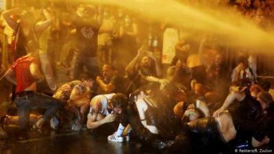 В Израиле акции за отставку Нетаньяху переросли в столкновения: полиция применила водометы