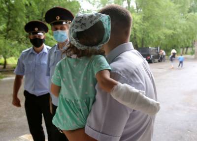 Благодаря воронежским инспекторам ГИБДД годовалому ребёнку спасли руку - moe-online.ru - район Новоусманский