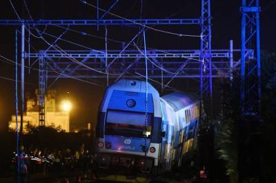 В Чехии столкнулись пассажирский и грузовой поезда, один человек погиб, десятки ранены